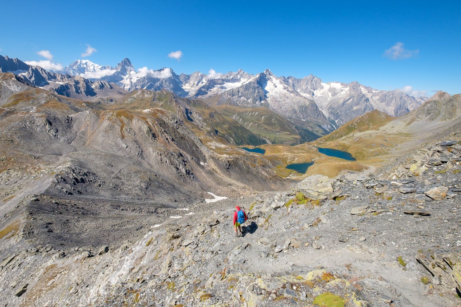 Von der Pointe de Drône steigt man hinunter zum Fenêtre d’en Haut und zum Fenêtre de Ferret (links).