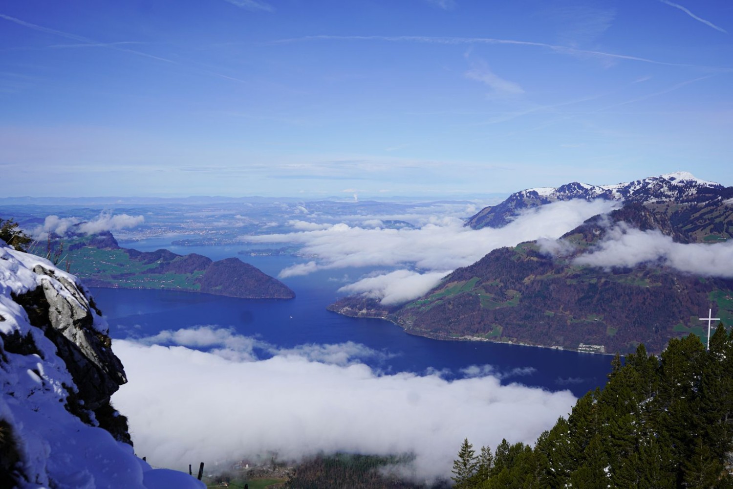 Über den Nebelschwaden: Blick auf den Vierwaldstättersee.