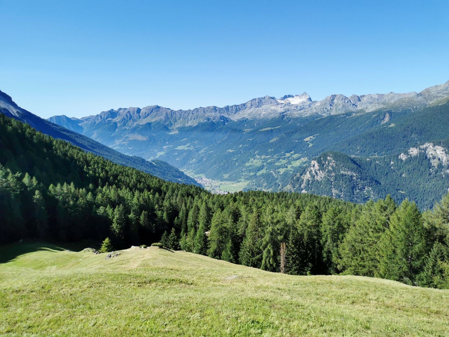 Beim Aufstieg verwöhnt einen der Blick ins Puschlav hinunter.