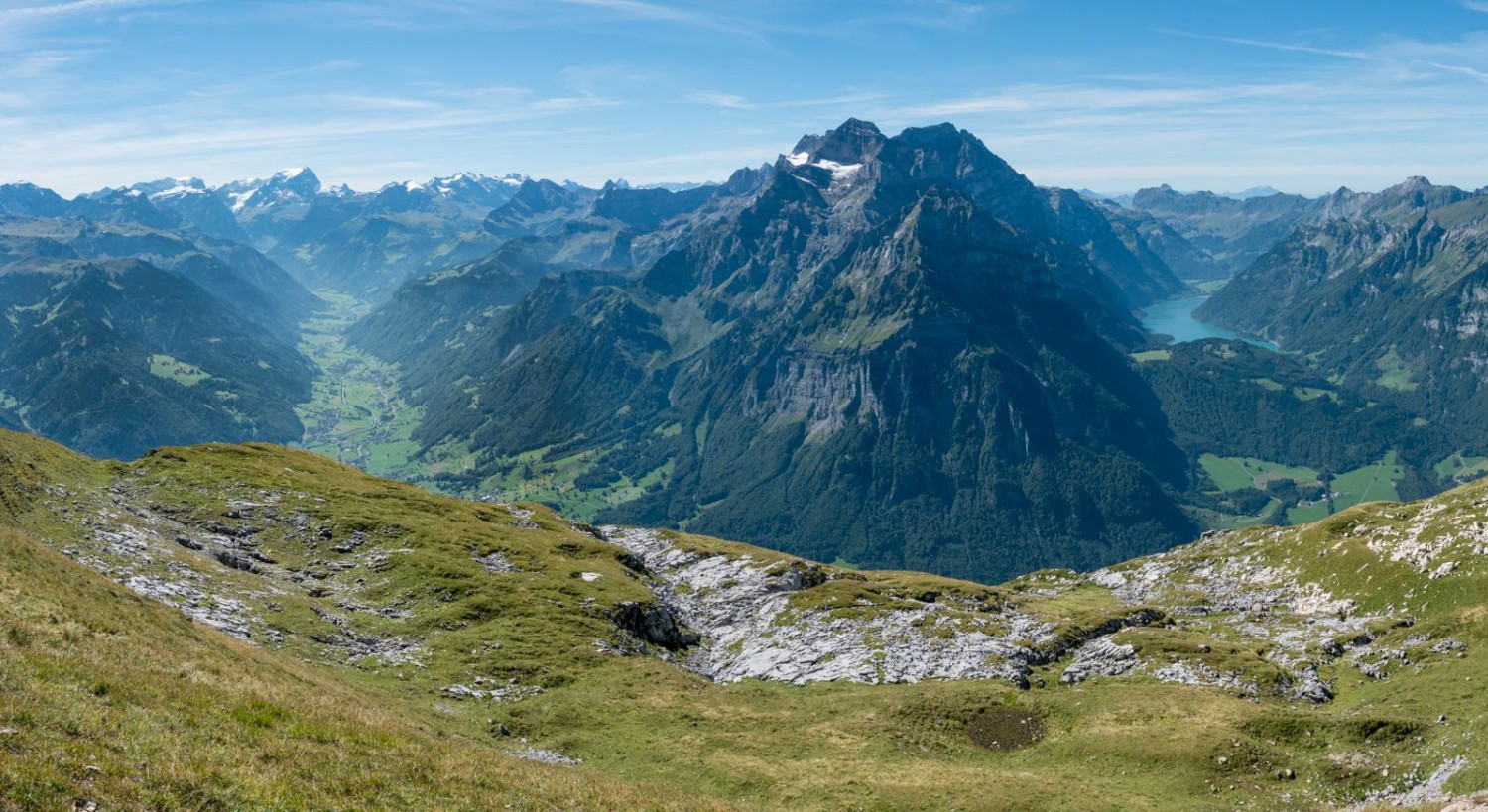 Vue depuis le Heustöckli sur Linthal (à gauche) et le lac du Klöntal (à droite).