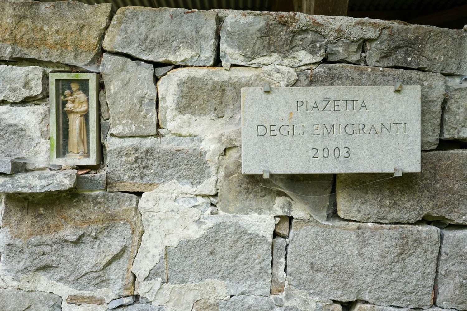 La Piazzetta degli Emigranti, une évocation des casseurs de pierres italiens.