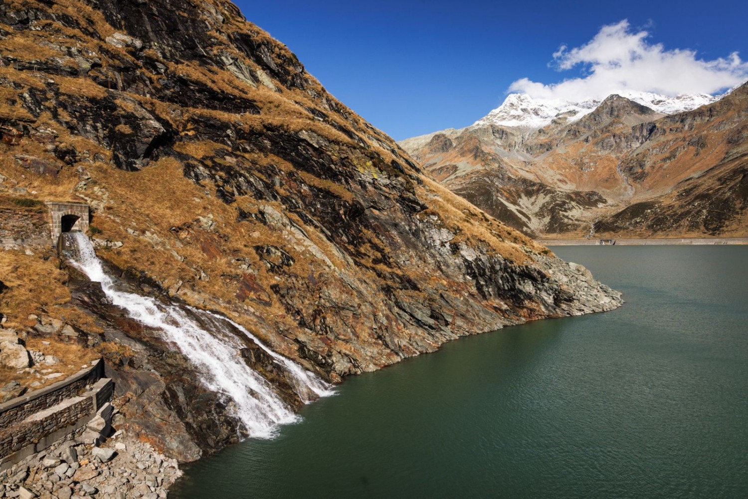 Au lac de Montespluga, peu après avoir franchi le mur du barrage. Au second plan, le Surettahorn.