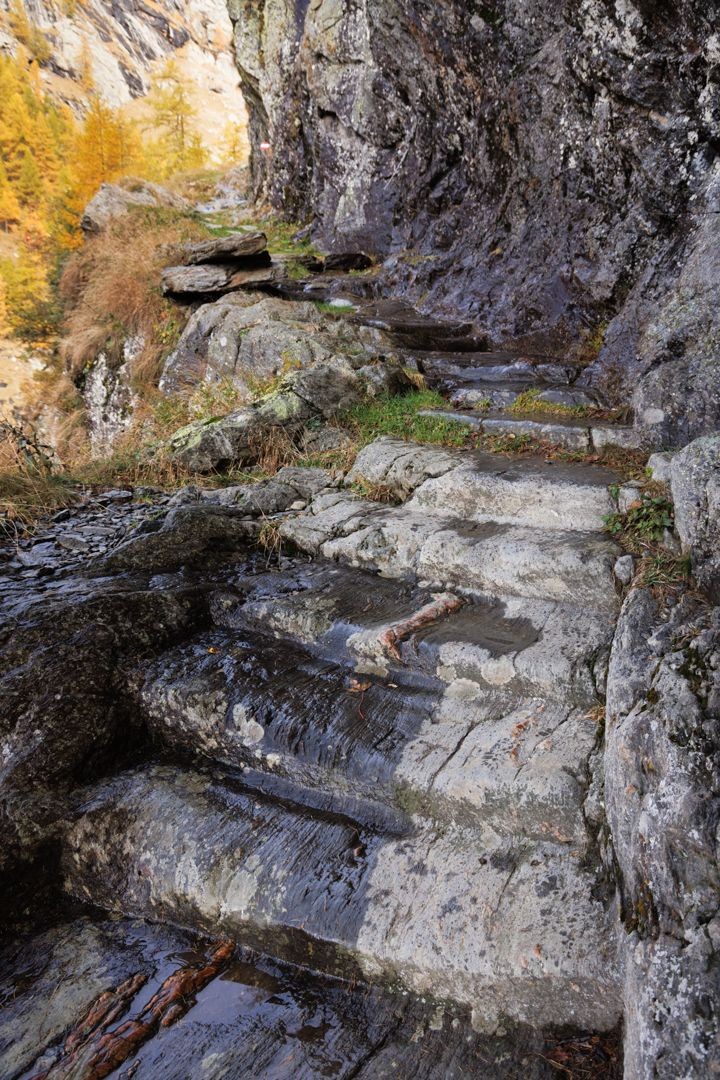 Dans la Valle del Cardinello, le chemin est par endroits taillé dans la roche.