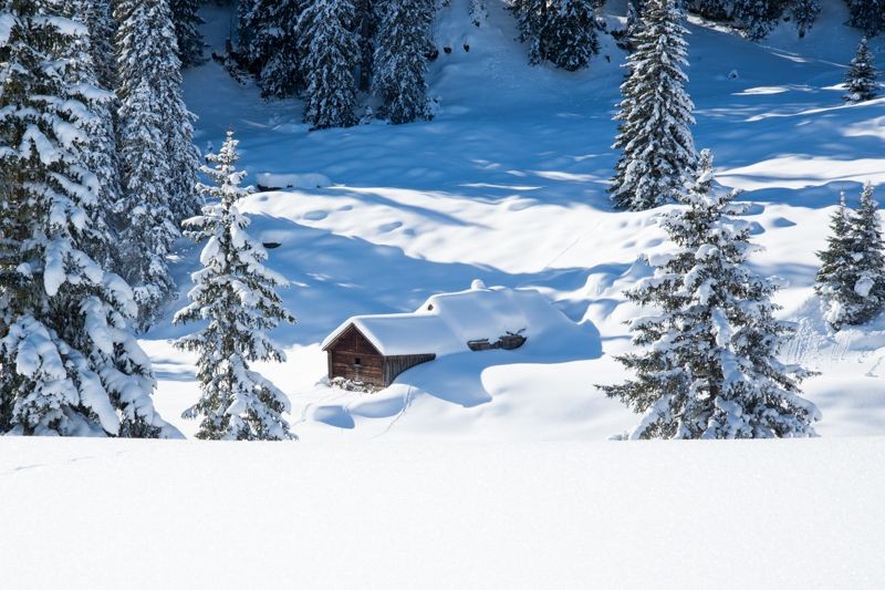 Die vielen eingeschneiten Ställe geben der Region Alp Sellamatt eine rustikale Note.