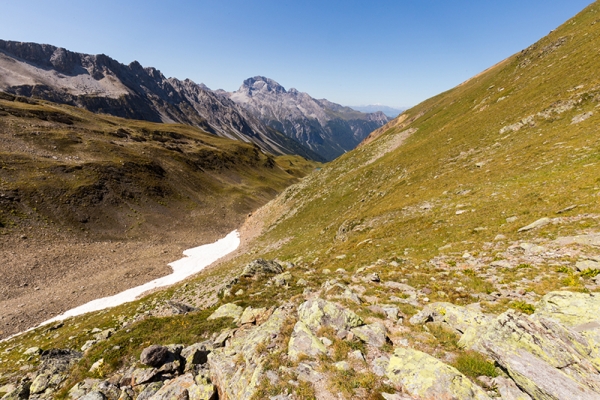 Steinig ins Val Tisch