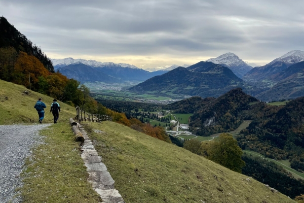 Randonnée d'automne au Lichtenstein avec vue sur la vallée du Rhin