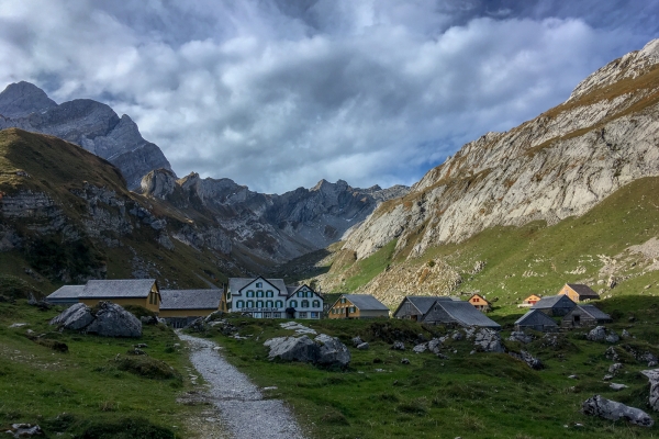 Hoch über dem Seealpsee auf den Säntis