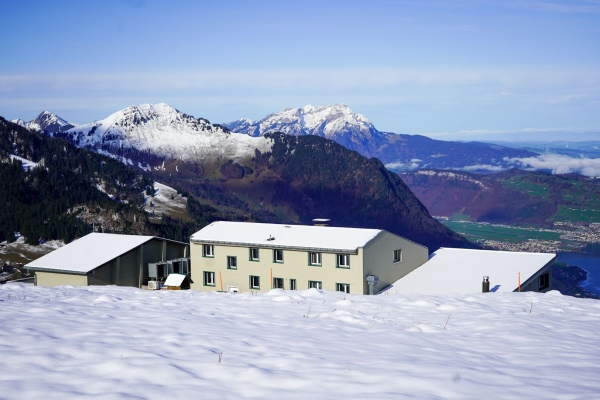 Leichte Schneeschuhwanderung auf dem Niederbauen