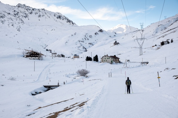 Chemins romains enneigés vers le col