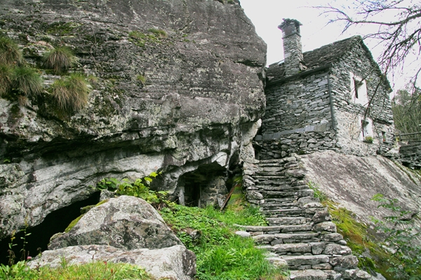 Dans une vallée escarpée