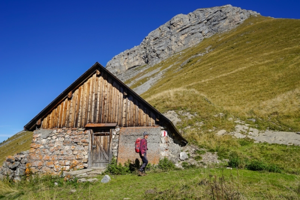 Sommet aérien, arêtes saillantes et ciel infini