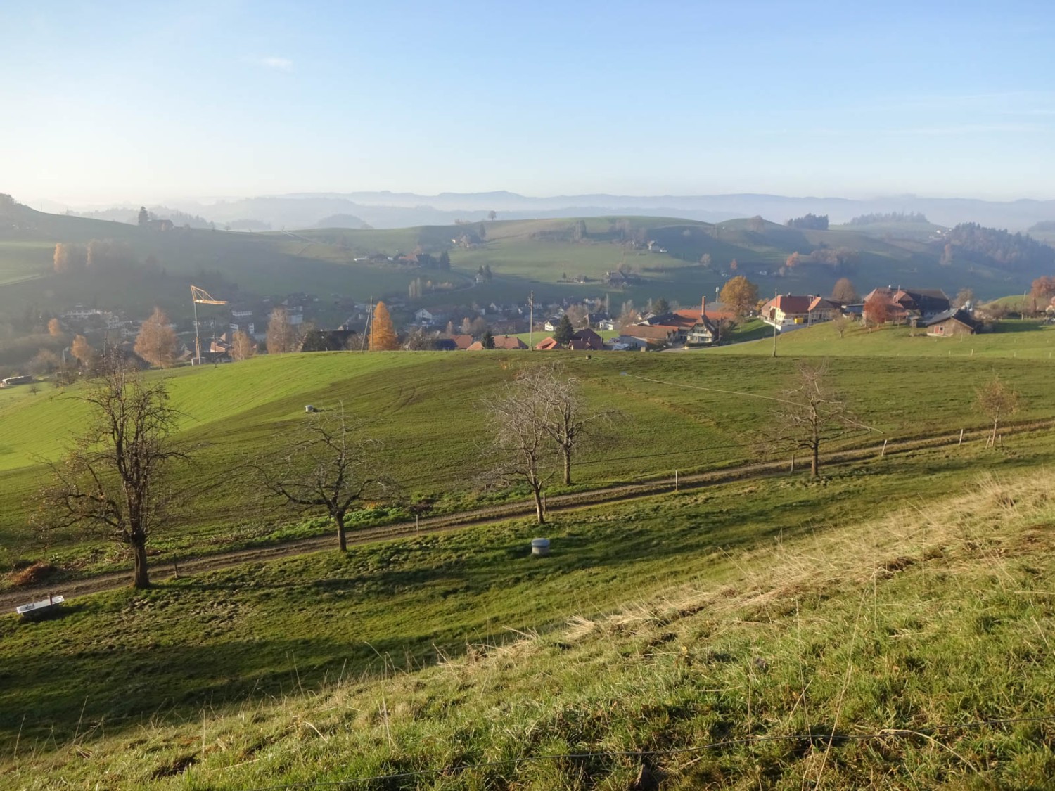 Noch ein paar Schritte bis zum Dorf Eriswil, das Ziel der Wanderung. Bild: Miroslaw Halaba