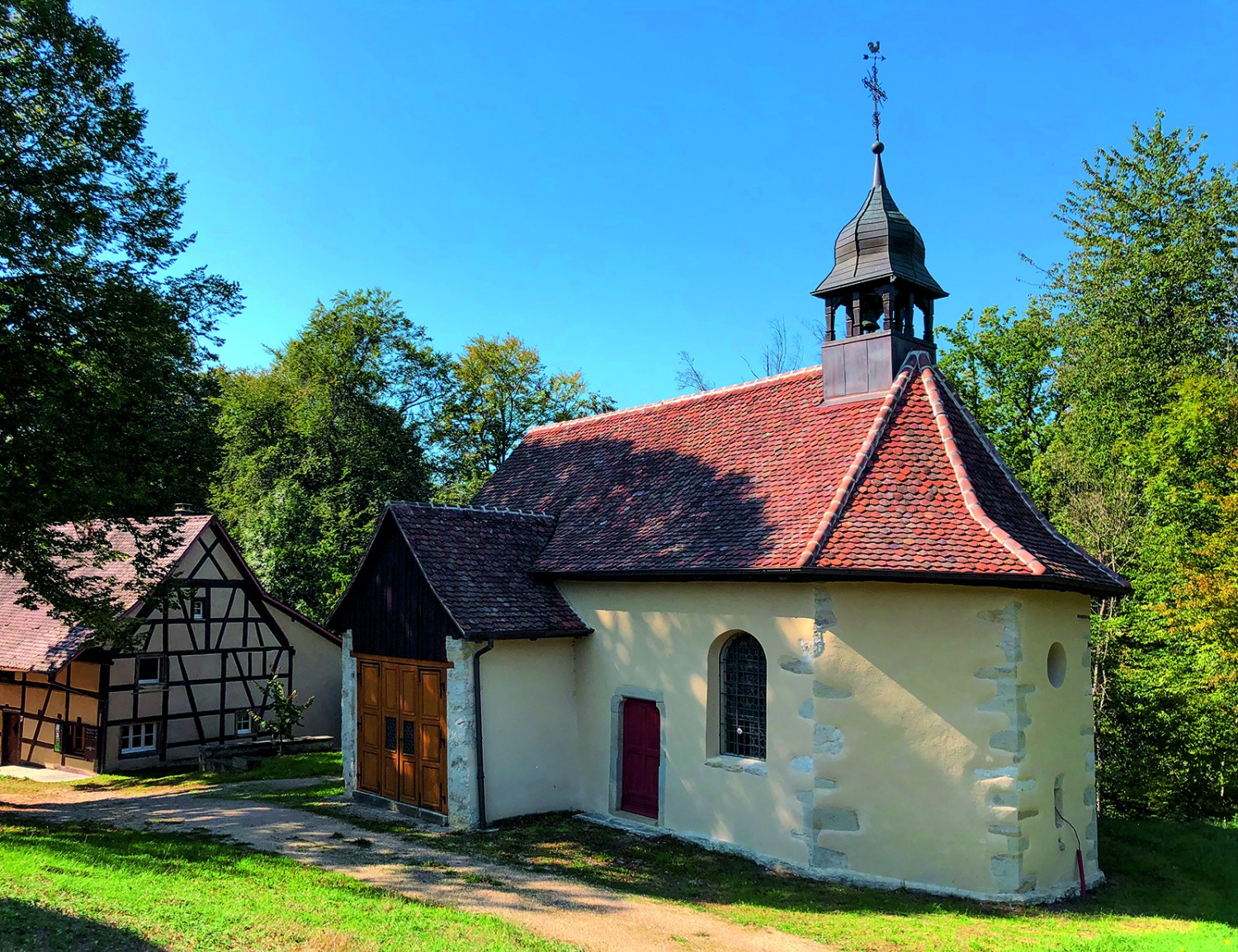 Die Kapelle St-Brice steht in einer Waldlichtung nahe der Landesgrenze. Bild: Thomas Gloor