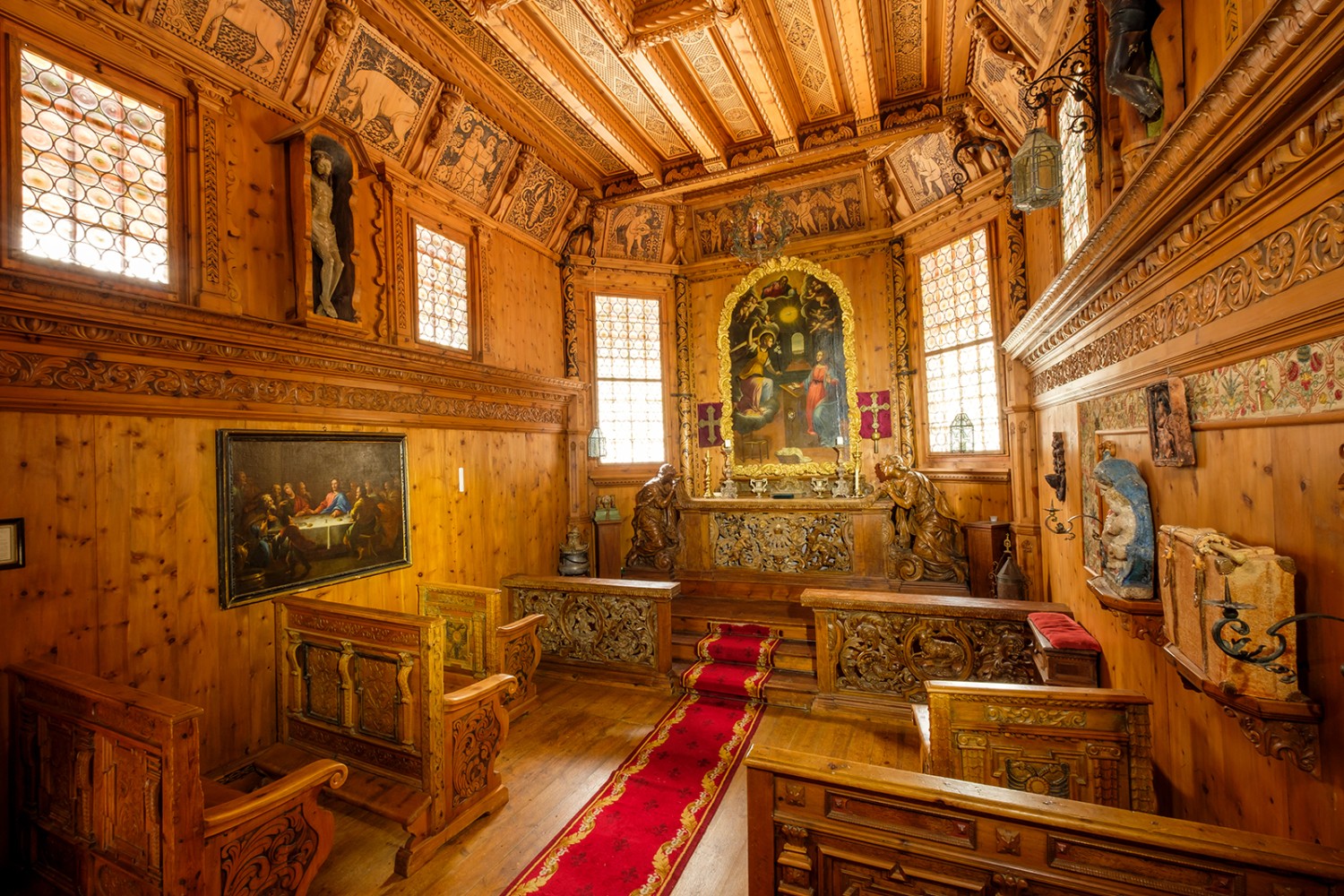 La chapelle, située dans la forêt un peu au-dessus de la villa Mengelberg, est entièrement construite en bois. Quatre artistes ont œuvré à ses sculptures pendant quatre ans.