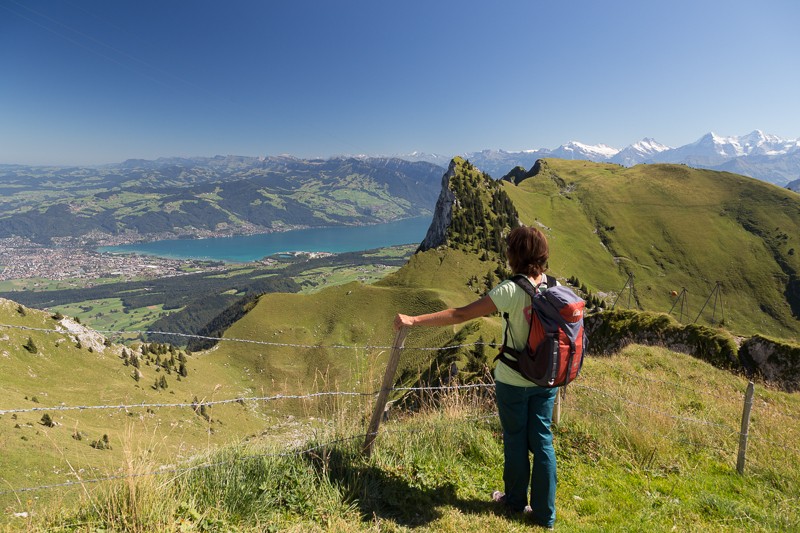 Bereits kurz vor dem Bergrestaurant auf dem Stockhorn öffnet sich der Blick auf den Thunersee und die Stadt Thun. Vom Gipfel sind die Aussicht und der Tiefblick noch spektakulärer. Bild: Markus Ruff