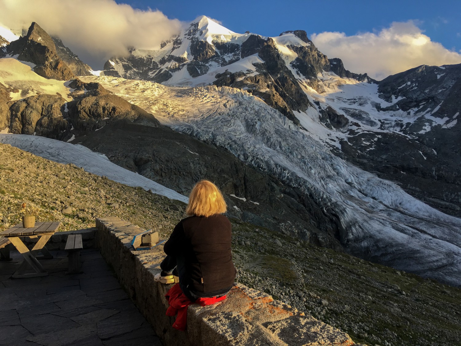 Abendstimmung vor der Tschiervahütte.  Bild: Claudia Peter