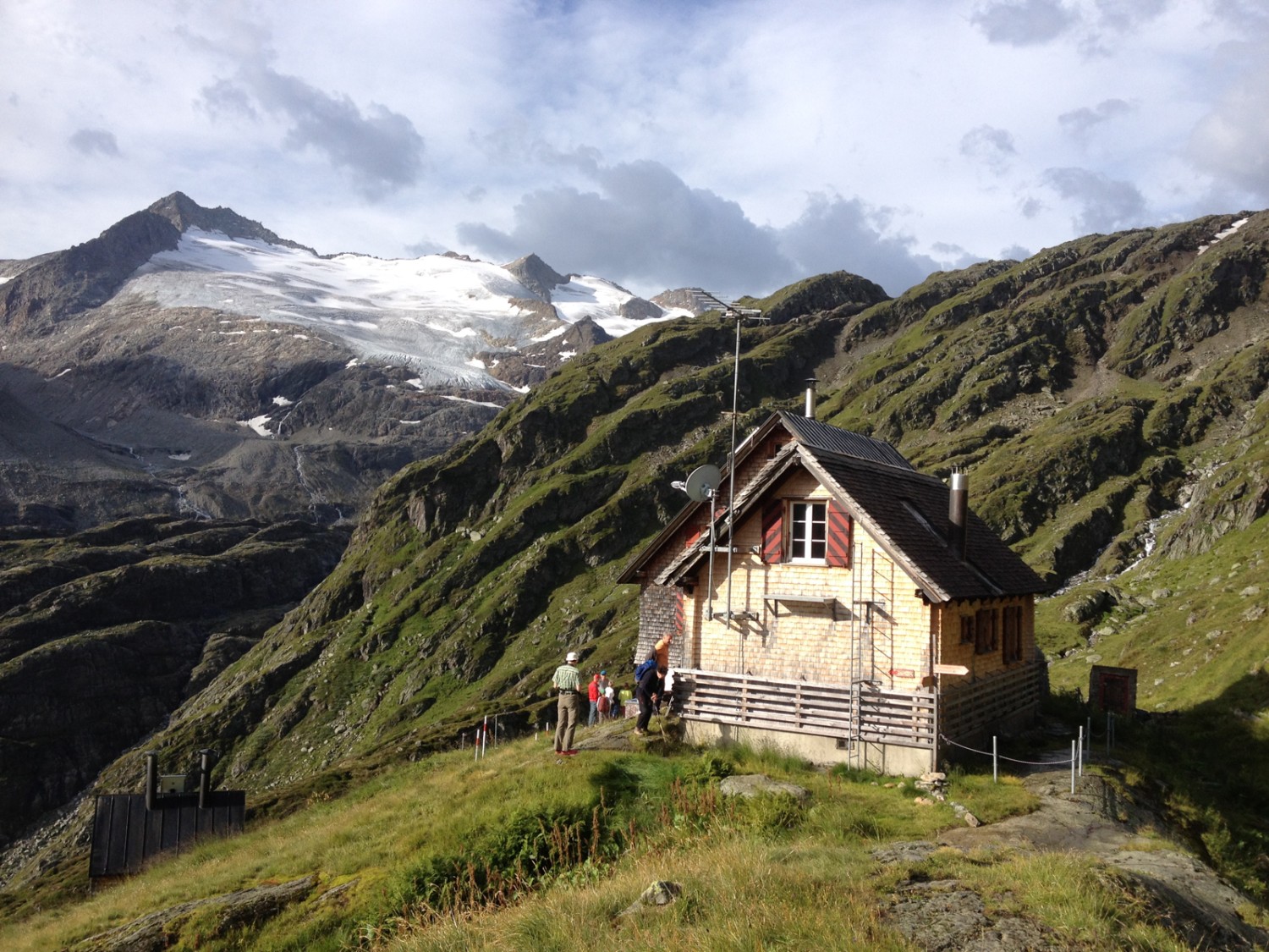 Morgenstimmung bei der Gaulihütte mit Sicht auf den Gauligletscher.