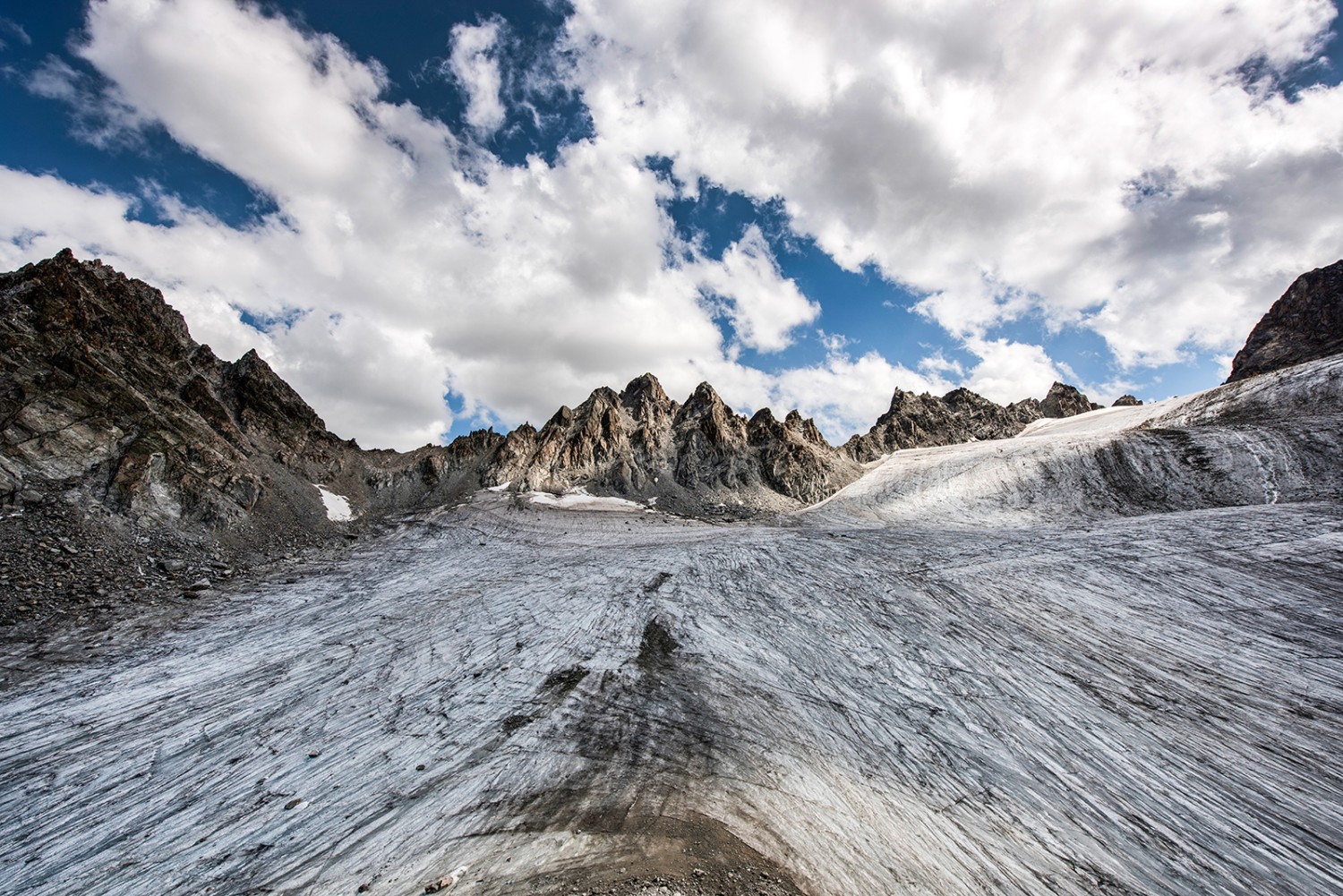 Le Vadret da Porchabella s’étend sous les pics de granit et se fraye un chemin jusque dans la vallée. Photos: Michael Meier