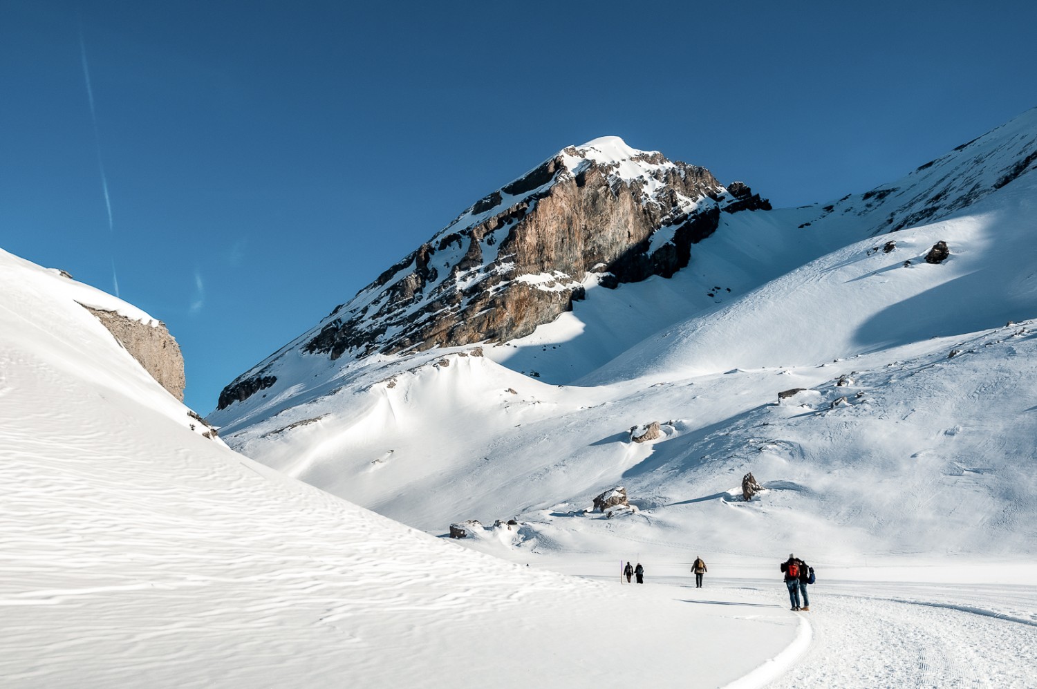 Am Ende des Daubensees biegt der Weg unter dem Chli Rinderhorn in eine Engstelle ein. Foto: Fredy Joss