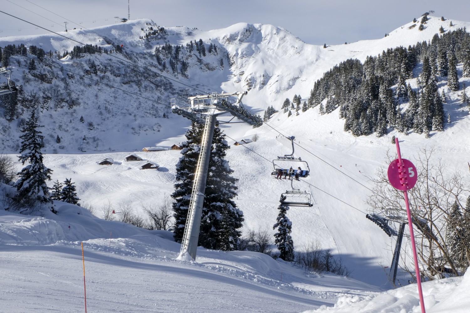 Kurz vor dem Col-de-Bretaye quert der Schneeschuhpfad noch einmal die Piste. Bild: Elsbeth Flüeler