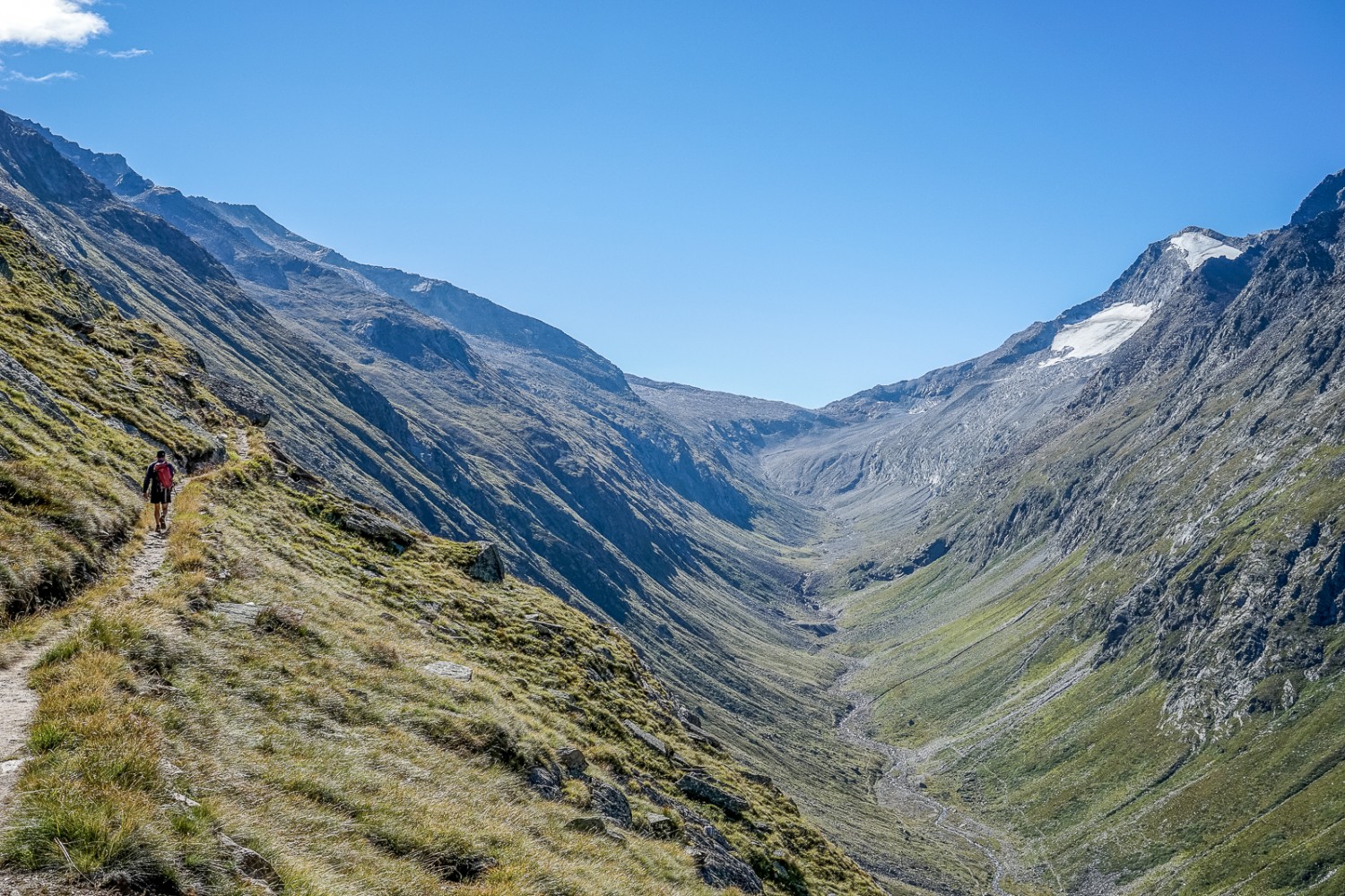 Sur le chemin qui entre dans la vallée du Furggtälli. Derrière le col d’Antrona et à droite, les glaciers du Stellihorn. Photo: Fredy Joss