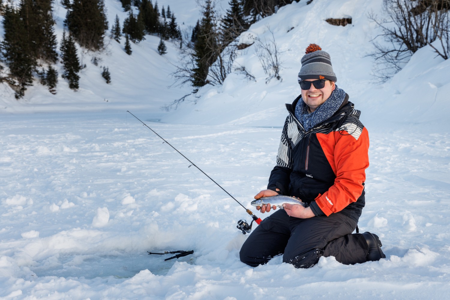 Und irgendwann beisst ein Fisch an. Bild: Severin Nowacki