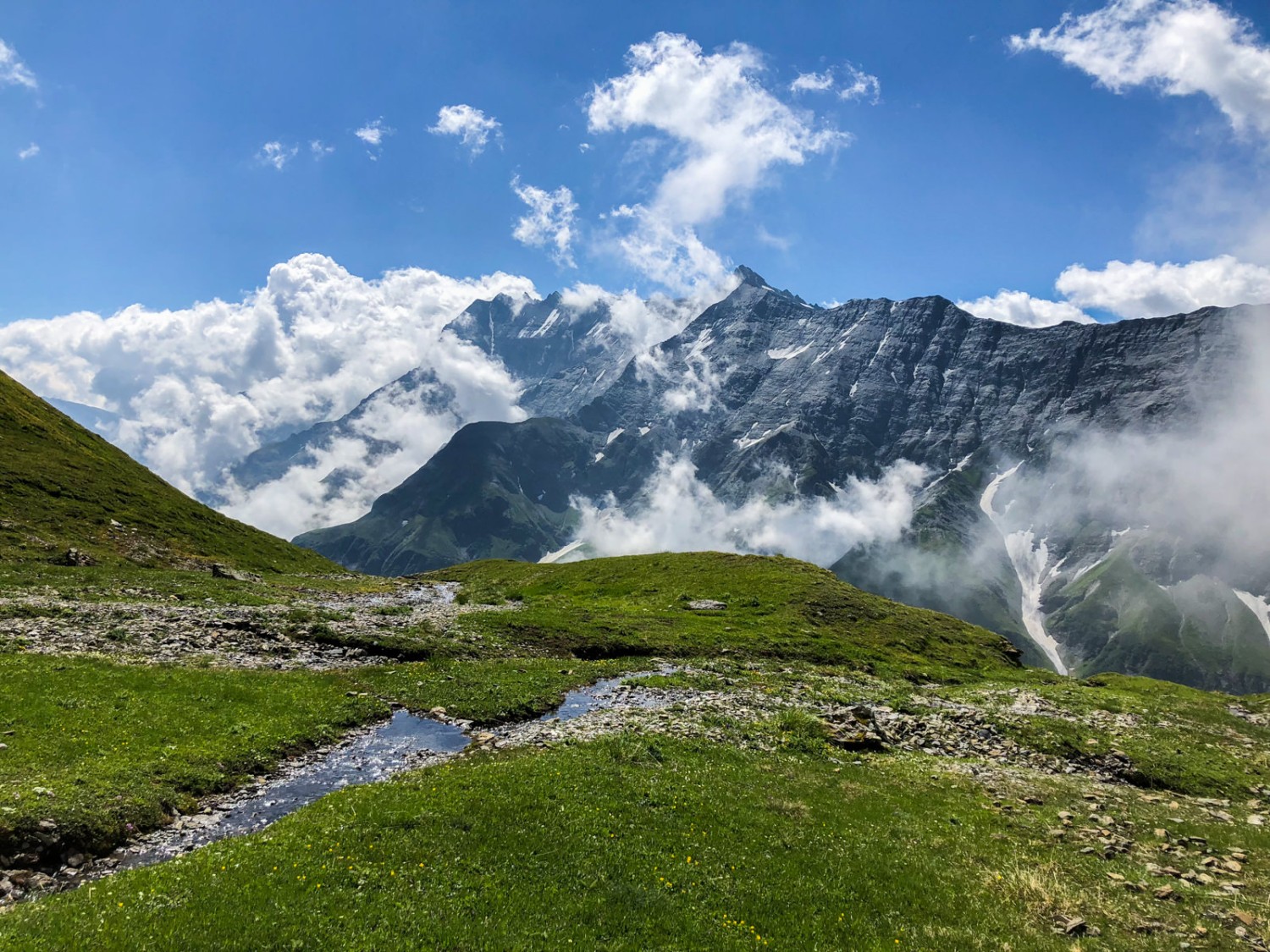 Au loin, derrière le Ringelspitz, le Tristelhorn et le Glaserhorn, se trouve la commune de Flims. Photo: Vera In-Albon