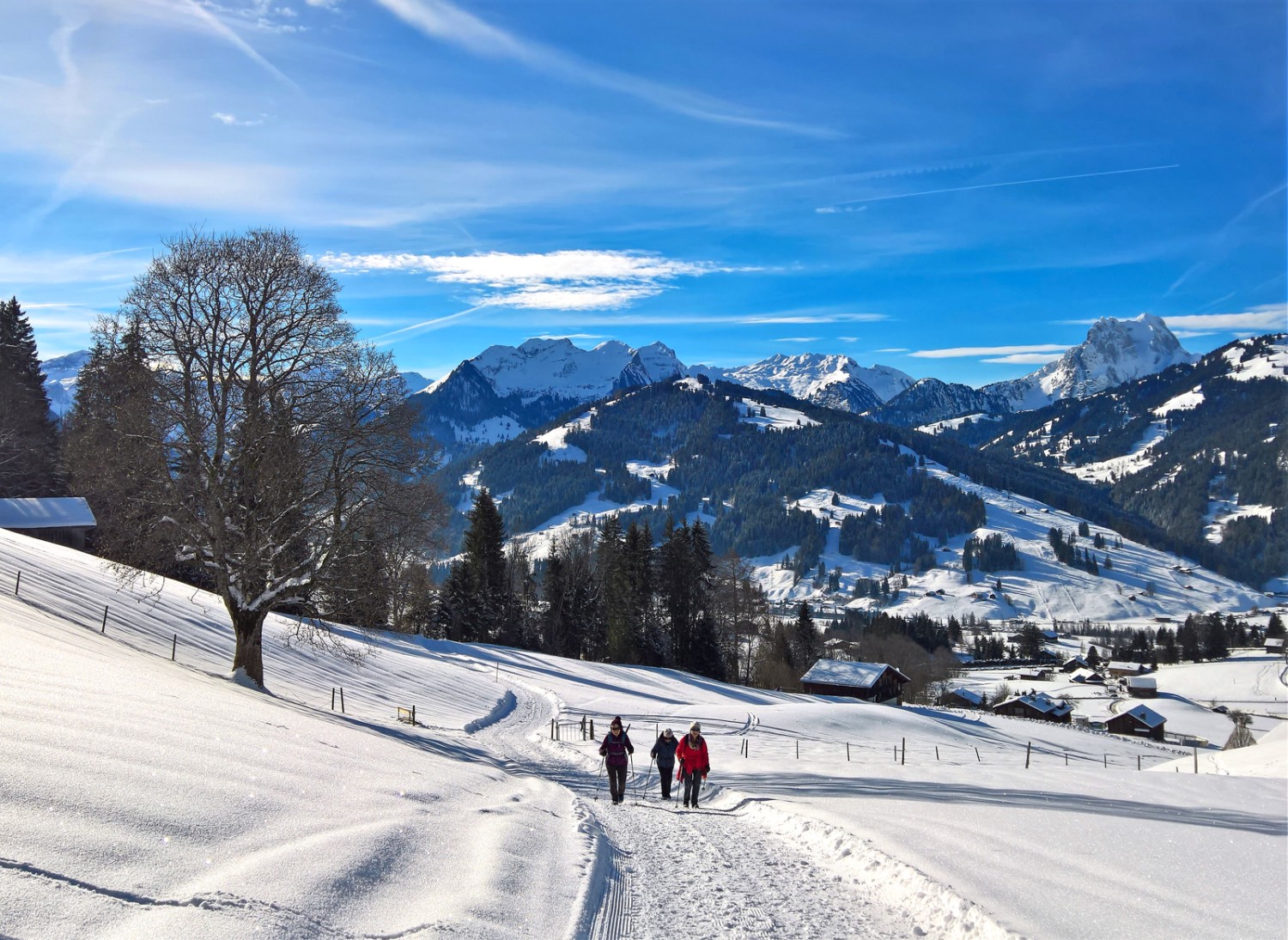 Aussichtsreicher Abstieg nach Gruben. Bild: Andreas Staeger