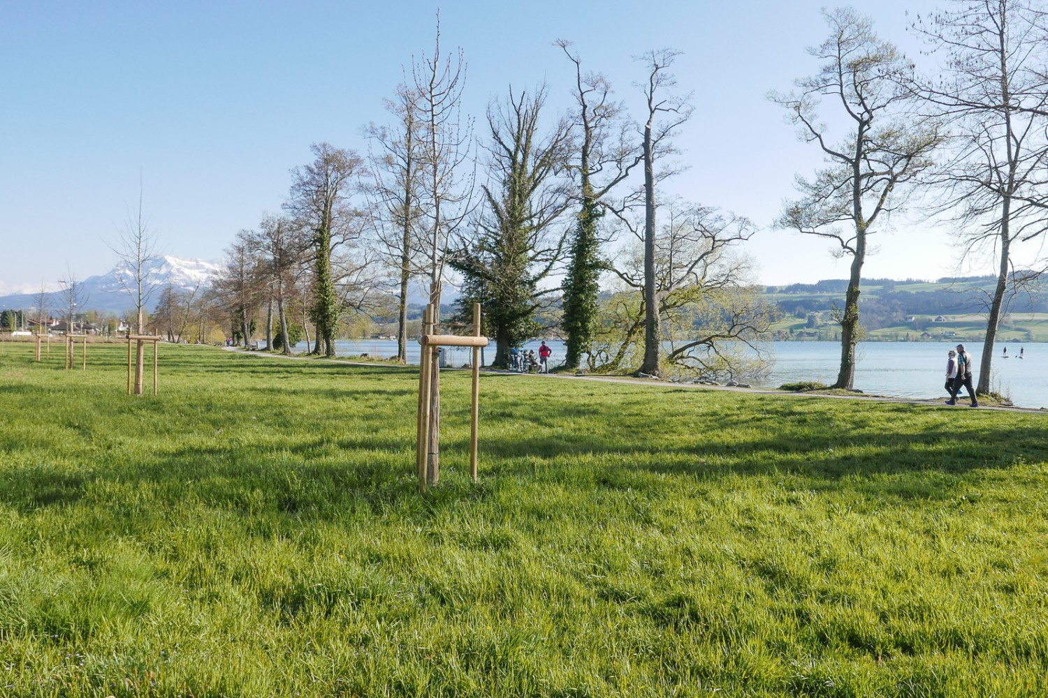 A la fin de la randonnée, le lac de Sempach se prête bien à un bain de pieds rafraîchissant. Photo: Susanne Frauenfelder