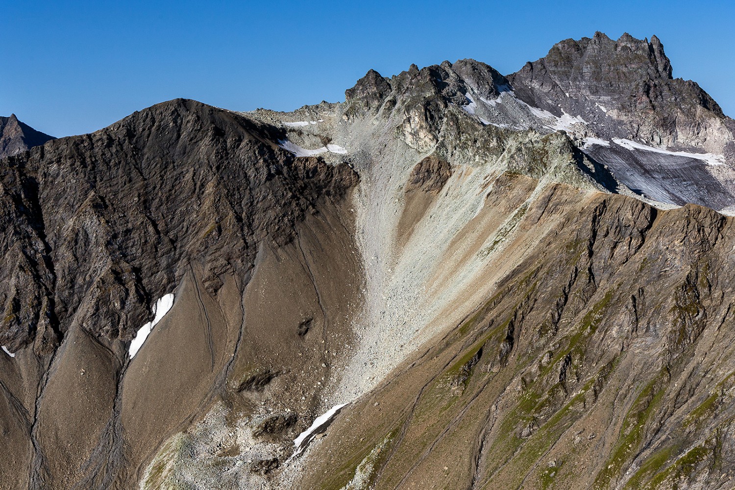 Ein feines, weisses Band durchquert die Felswand am Fusse des Pizol: der Lochsitenkalk. Bilder: IG TAS