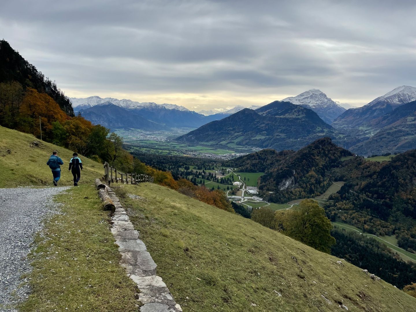 Depuis Guscha, la vue porte au loin sur la vallée du Rhin.