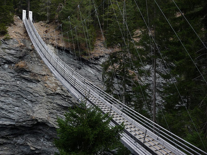 Pont suspendu audacieux: la passerelle de la Traversina. Photo: Barbara Steinmann