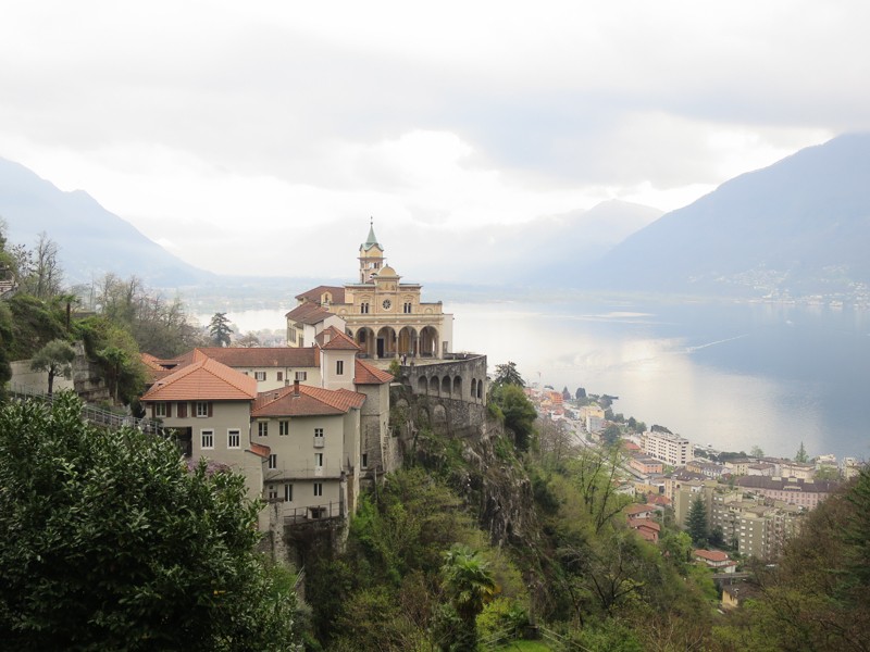 L’église de pèlerinage de Madonna del Sasso se dresse sur un éperon rocheux escarpé. Photos: Andreas Staeger