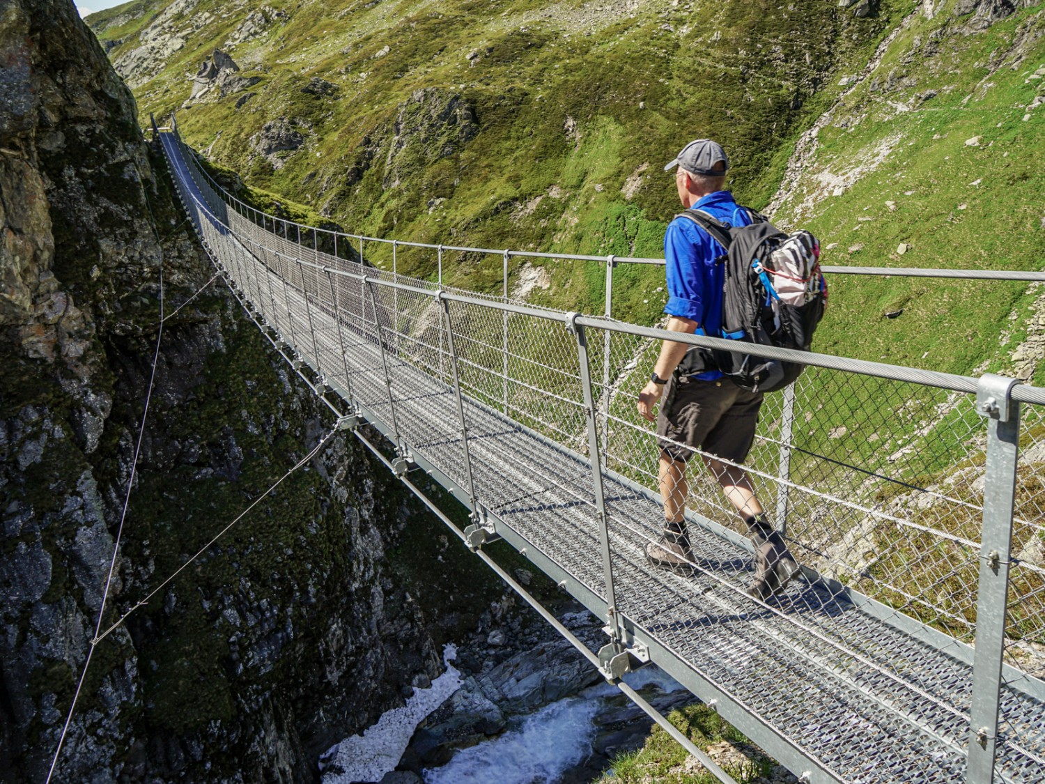 Die neue Hängebrücke über den Rein da Sumvitg erleichtert den Zugang zur Terrihütte. Bild: Reto Wissmann