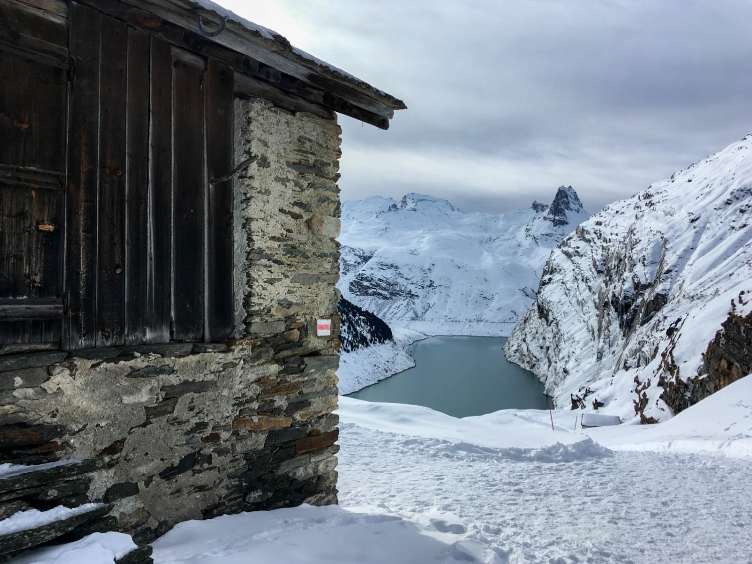 Die Aussicht auf Stausee und Zervreilahorn beeindruckt. Bild: Claudia Peter