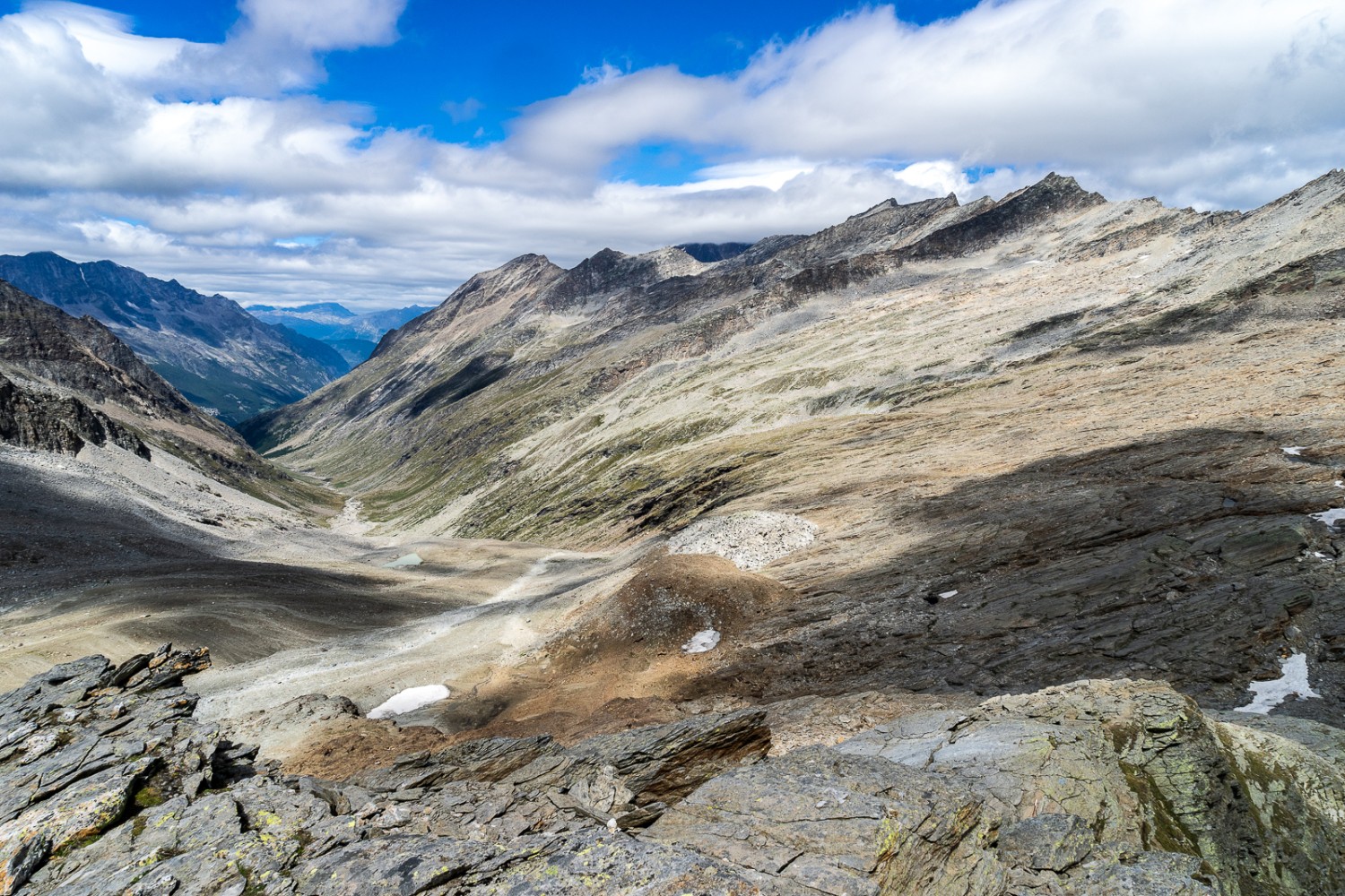 Un coup d’œil en arrière sur le Furggtälli et ses formations rocheuses intéressantes. Photo: Fredy Joss