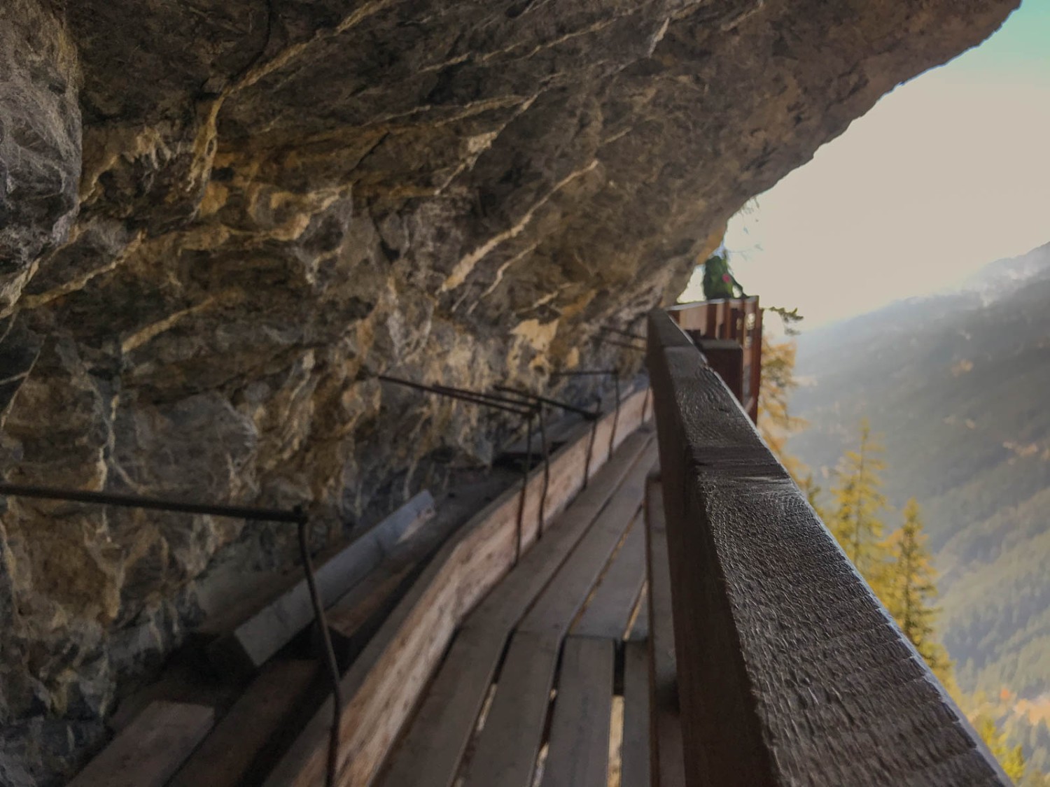 Teilweise können Wandernde hier nicht aufrecht durchgehen. Bild: Vera In-Albon