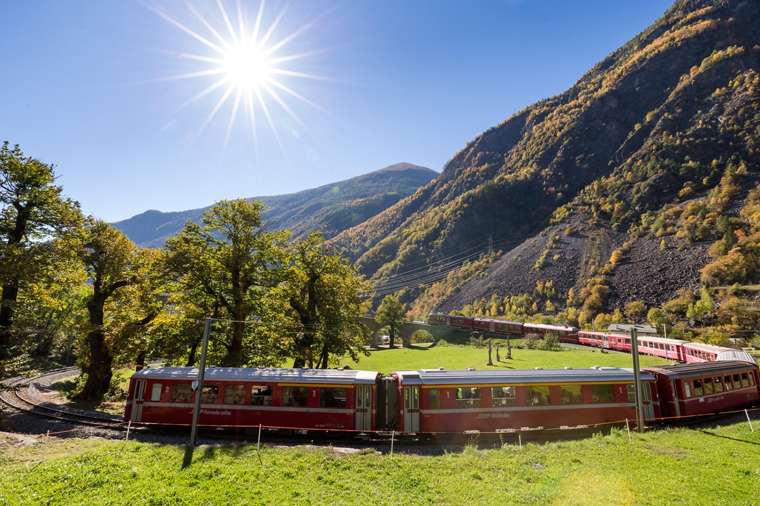 Der berühmte Kreisviadukt von Brusio. Gleich daneben stehen die bekanntesten Crot des Puschlav. Bild: Daniel Fleuti