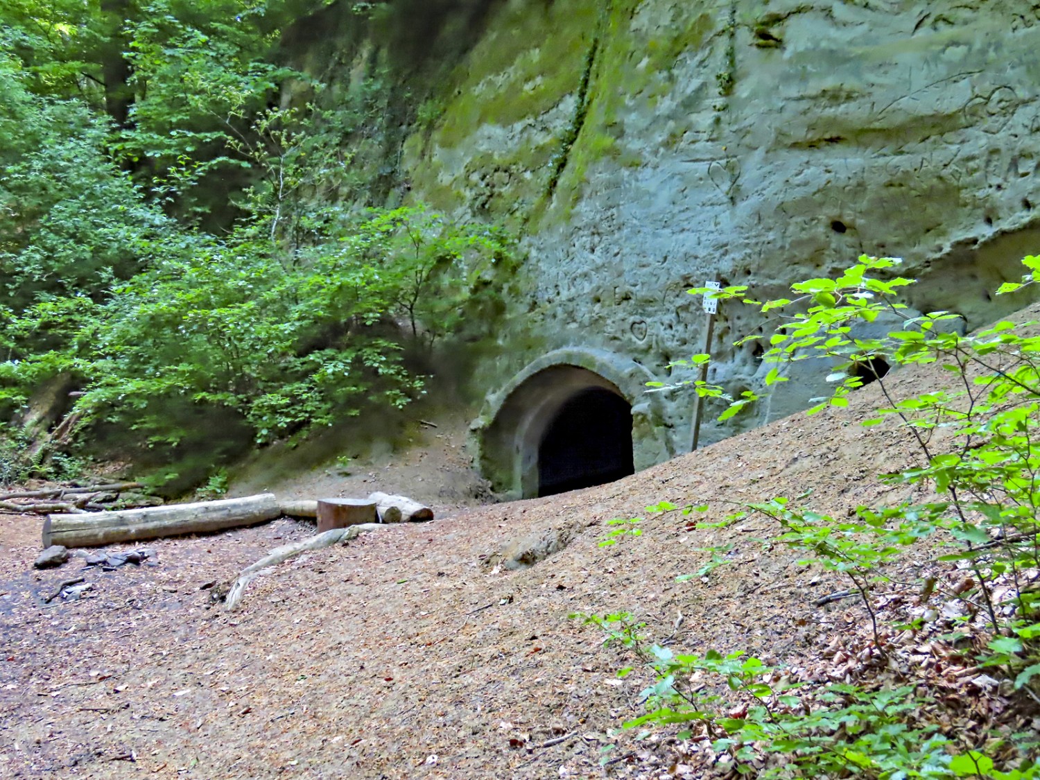 Früher wurde in der 5 Minuten-Höhle Bier und Eis gelagert. Bild: Heinz Trachsel