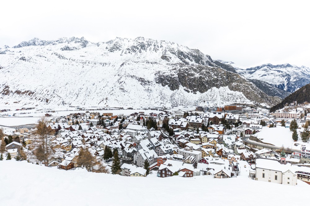 Andermatt im Winterkleid. Bild: Wanderblondies