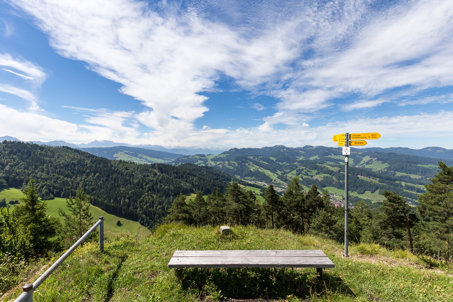 Vue sur la plaine depuis les ruines de Neu Toggenburg. Photos: Daniel Fleuti