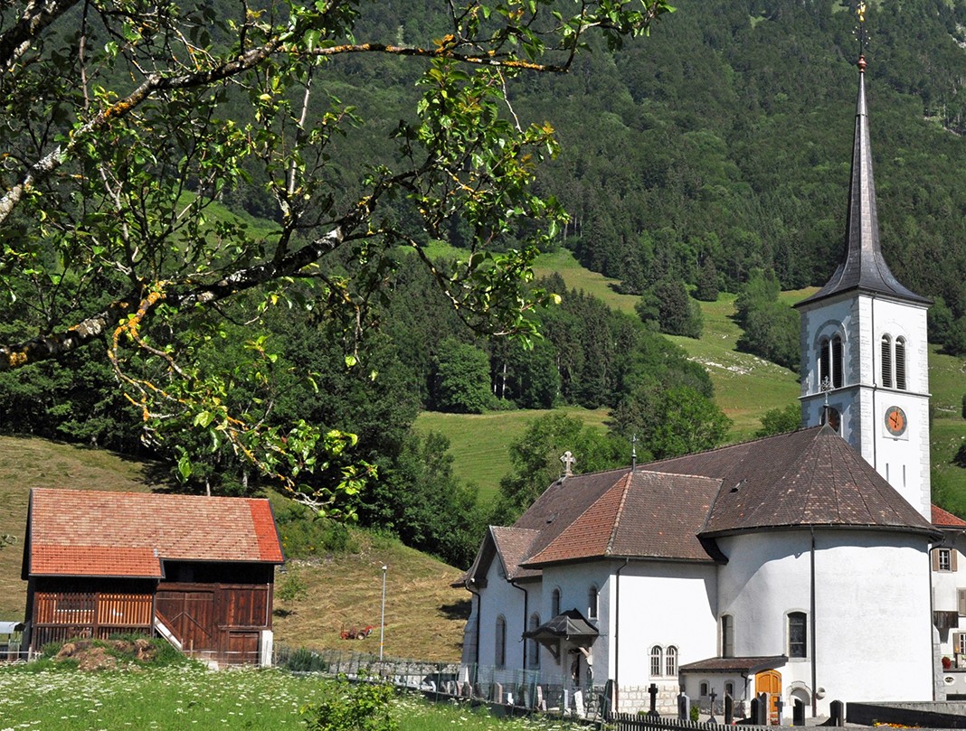 L’église de Neirivue a survécu à l’incendie du village.