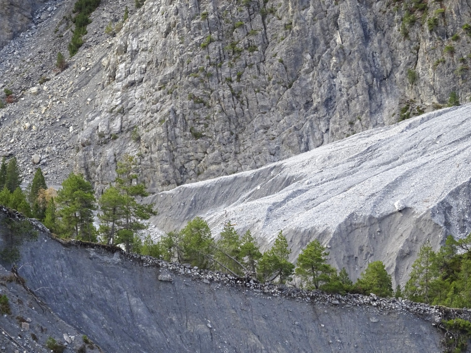 Diese Geröllmassen werden von den brüchigen Dolomitgipfeln heruntergewaschen. Nach jedem starken Niederschlag muss die Strasse wieder freigebaggert werden. Bild: Sabine Joss