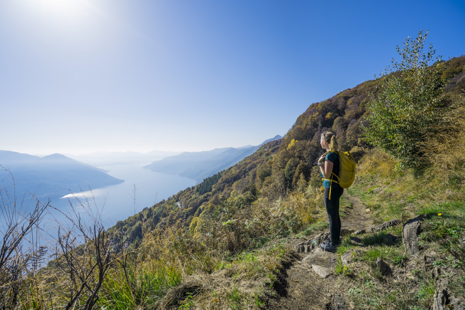 Der Abstieg startet gemächlich und mit einmaligen Aussichten. Bild: Wanderblondies