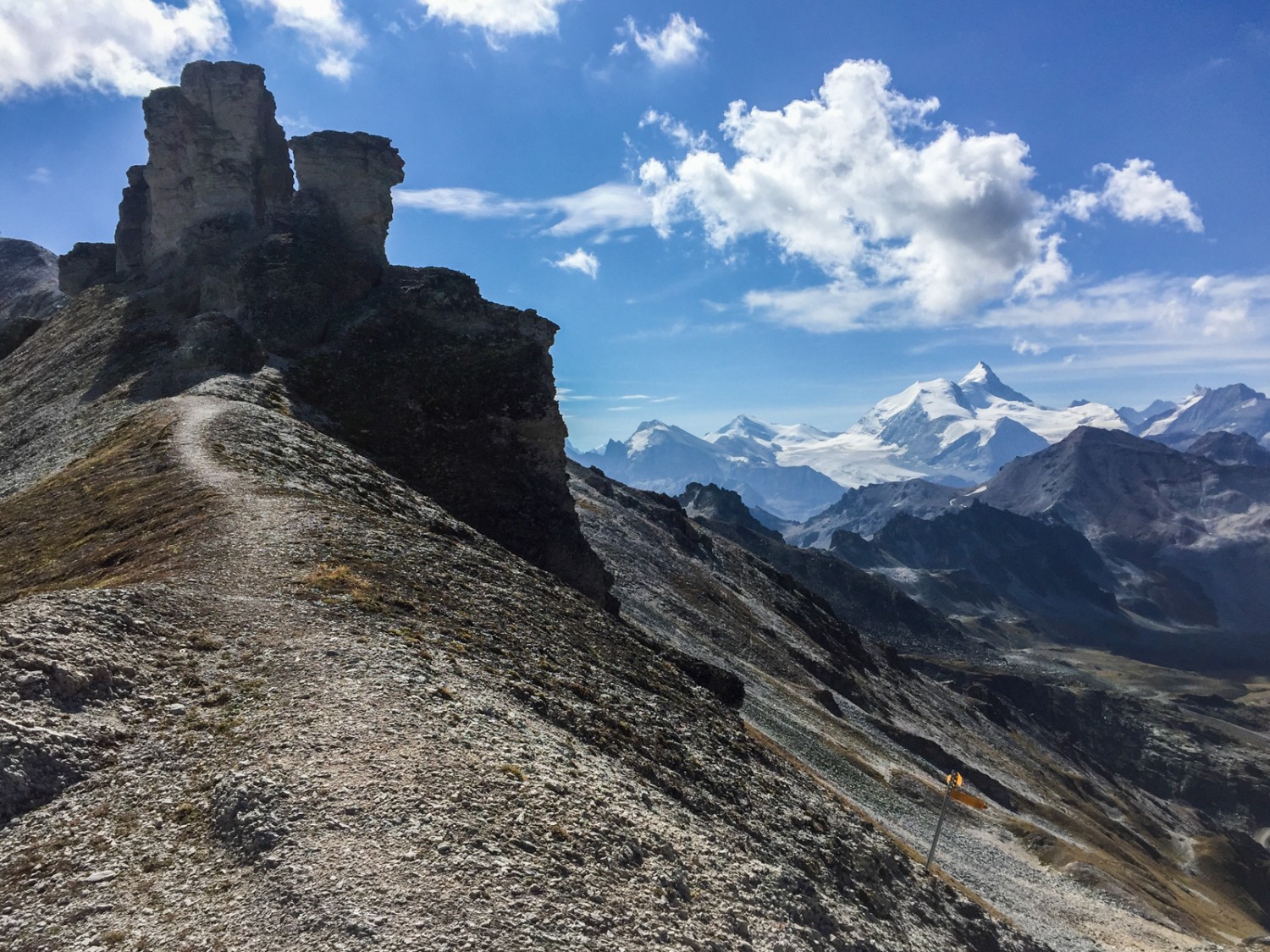 Auf dem Weg zum Bella Tola passiert man Steintürme.