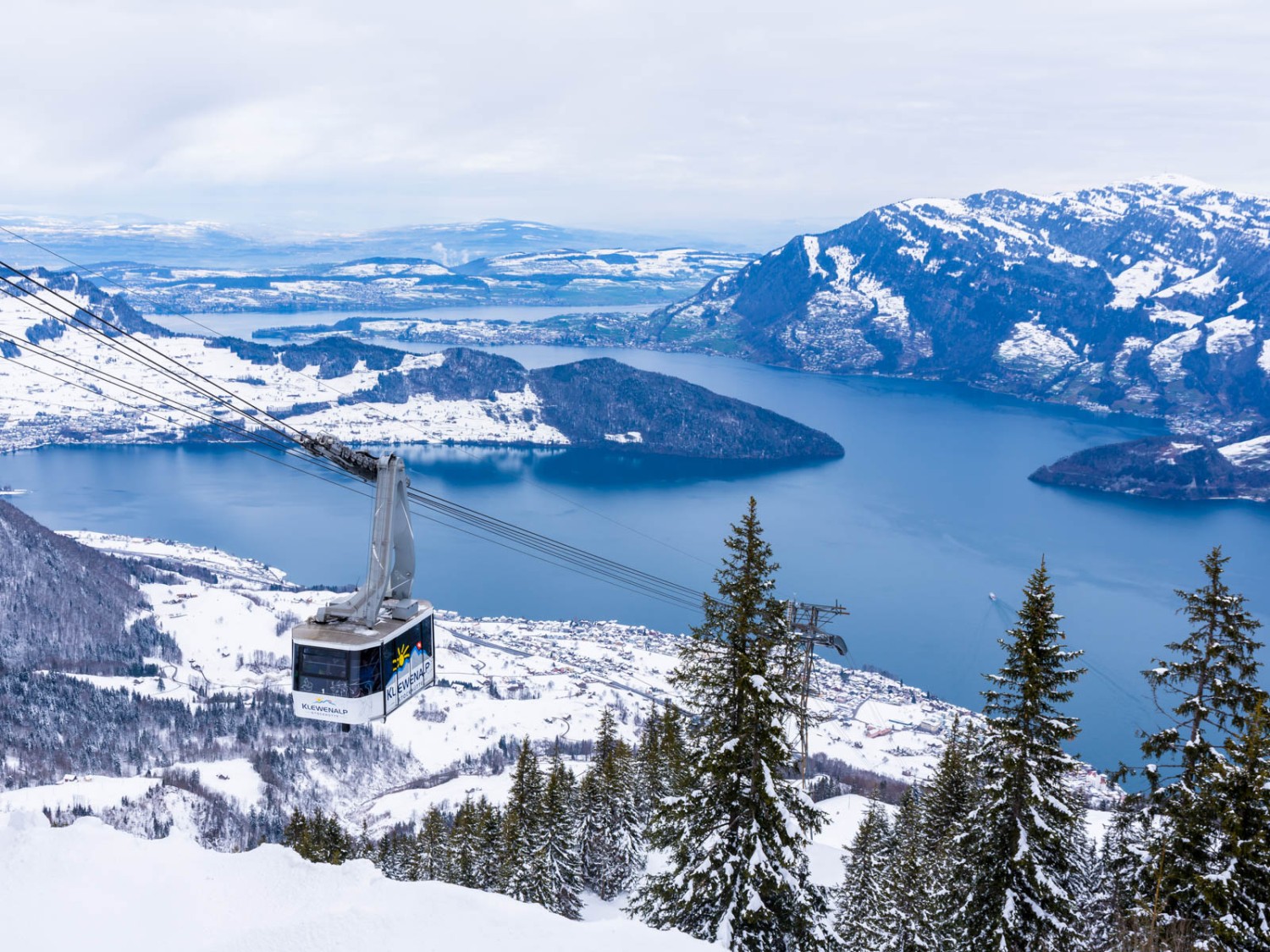 Le téléphérique Beckenried-Klewenalp, avec vue sur le lac des Quatre-Cantons en contrebas. Photo: Franz Ulrich