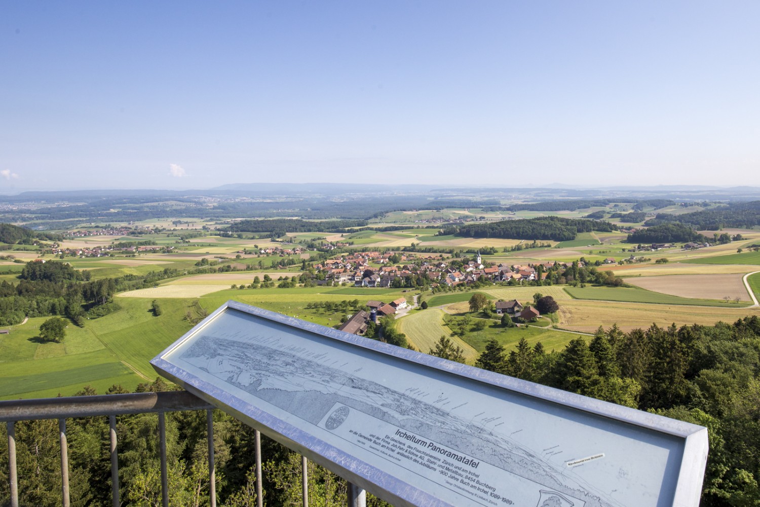 Aussicht vom Irchelturm auf das Weinland, den Rhein und die Thurauen bis zum Randen und zum Schwarzwald. Das Dorf mit der grossen Kirche ist Buch am Irchel. Bild: Daniel Fleuti