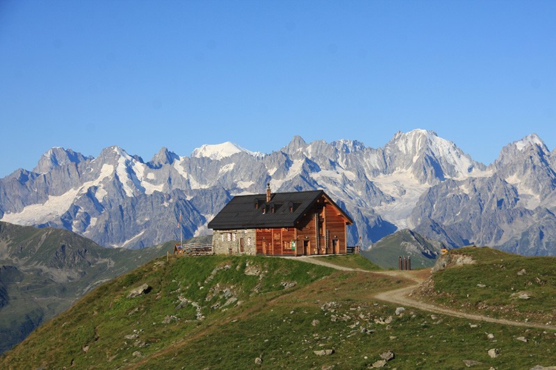 Auf einem Podest vor eindrücklicher Gipfelkette ruht die Cabane du Mont Fort. Bilder: Kornelia Stinn