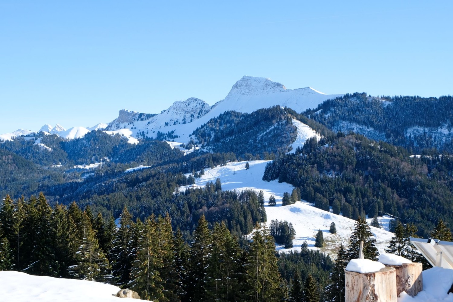 Le parcours en raquettes offre un panorama montagneux impressionnant. Au premier plan, la Dent de Lys.