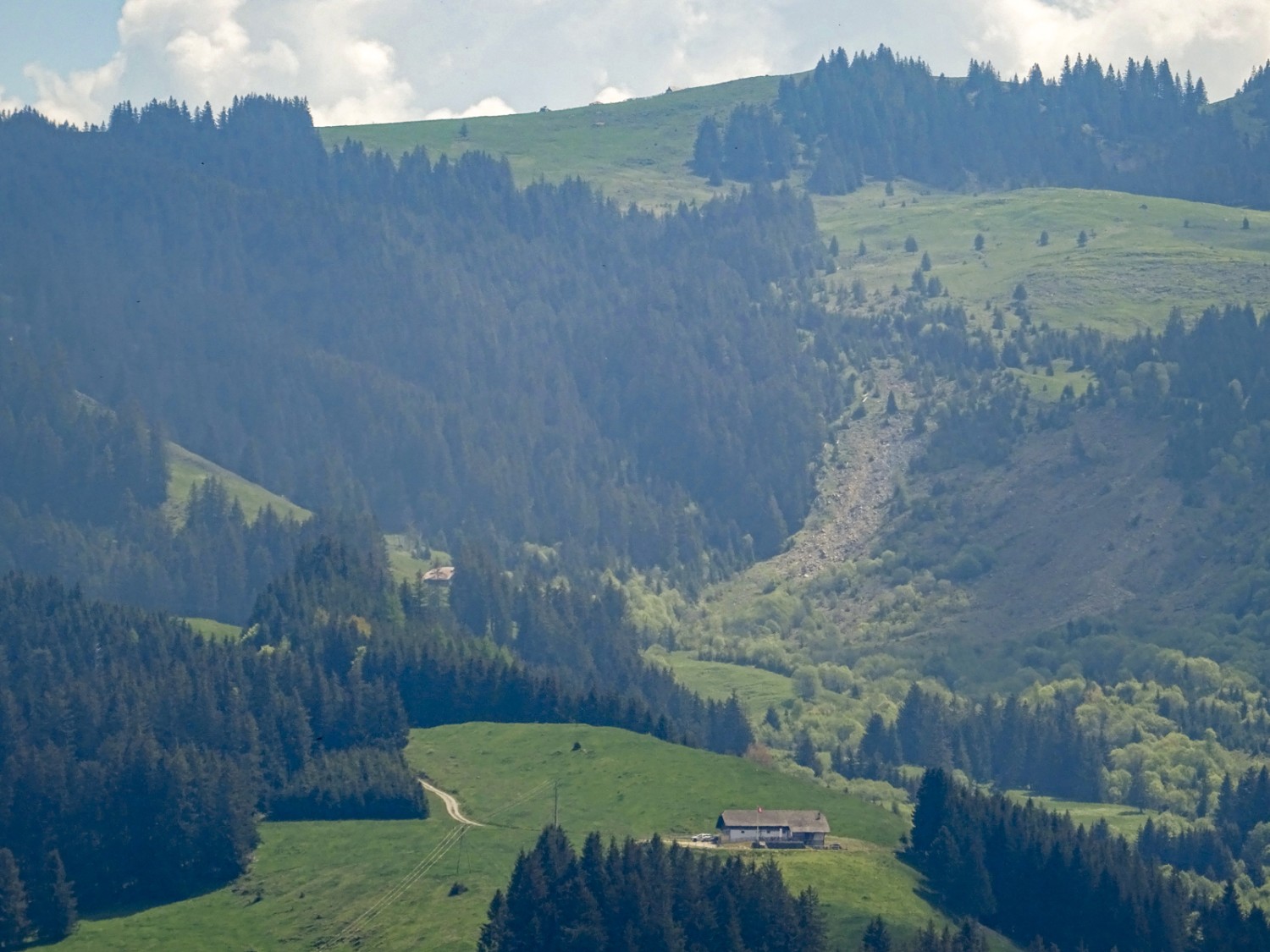 Bei Falli-Hölli ist nach einem grossen Hangrutsch von der früheren Ferienhaussiedlung nichts mehr zu sehen. Bild: Sabine Joss